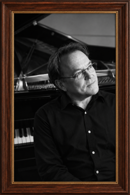 Retrato en blanco y negro junto al piano (1)